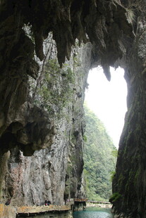 天然岩洞景观 洞口透微光