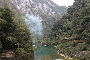山间绿水旁的秀丽栈道