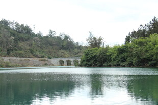 宁静湖畔 青山环绕的美景
