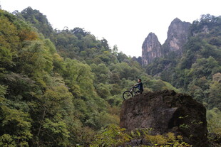 山间奇景 一人独坐岩石