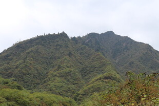 青山叠翠的秀丽山景