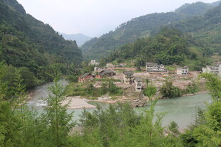 山间村落 绿水环绕美景