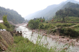 山间河流旁的自然景致