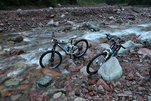 溪边停放的山地自行车