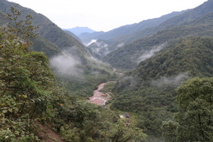 山间云雾缭绕的秀丽河谷