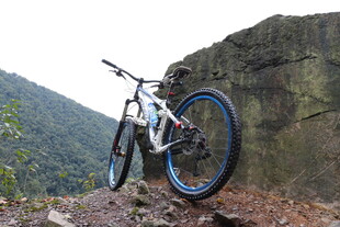 山地自行车立于山间岩石