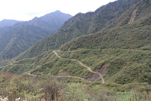 山间蜿蜒小路的秀丽风光