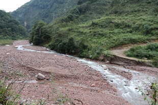 山间红土溪流景观