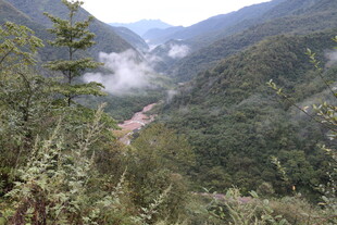 山间云雾缭绕的秀丽景致