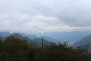 山间云雾缭绕的壮美景色