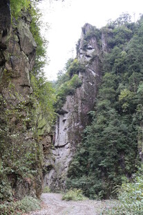 山间幽径 两侧峻峭岩壁