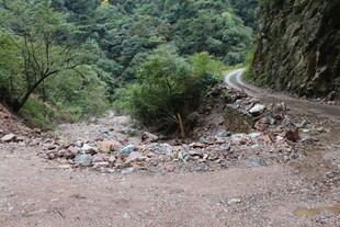 山间崎岖碎石小路