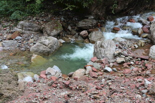 山间溪流与嶙峋岩石