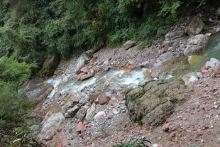 山间溪流碎石景观