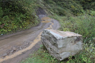 山间崎岖路旁的巨石