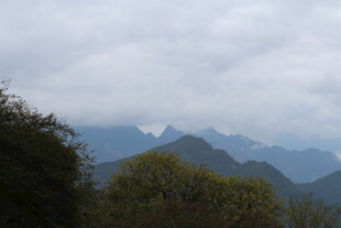 云雾缭绕的山峦景色