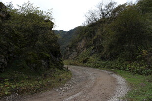 山间蜿蜒的泥土小路