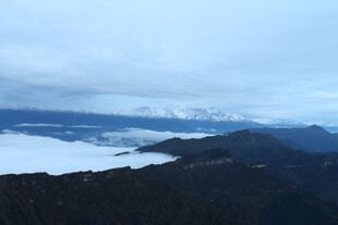云海山峦壮丽风光