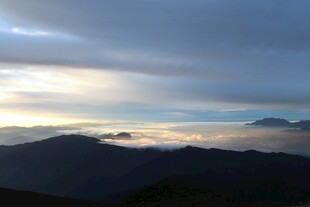 山间云海日出壮丽景观