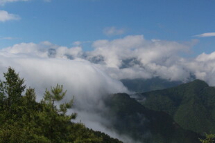 云雾缭绕的山间美景