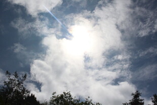 阳光穿透云层的自然美景