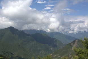 壮丽山峦与蓝天白云美景