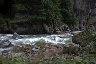 山间湍急溪流穿岩石