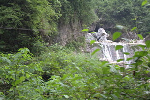 山林中的白色雕塑景观