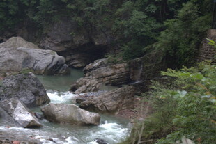 山间溪流 石木环绕之景