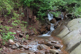 山间溪流瀑布自然美景