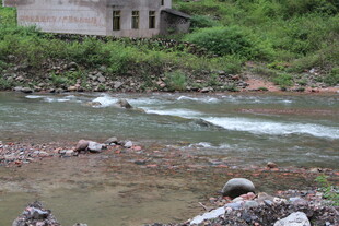 山间溪流旁的古朴建筑