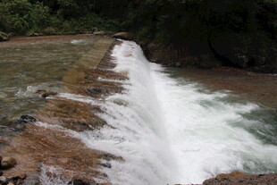 山间小瀑布流水景观