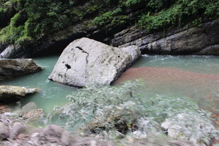 溪边巨石 自然独特景致