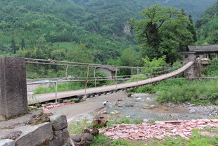 山间古朴吊桥 自然景致