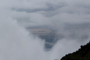 云雾缭绕的山间景致