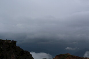 乌云笼罩下的险峻山峦