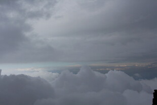 云海之上的阴沉天空