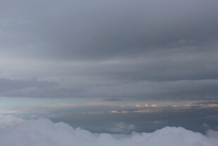 高空云海间的阴沉天际