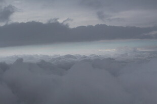 高空云海间的阴沉景致