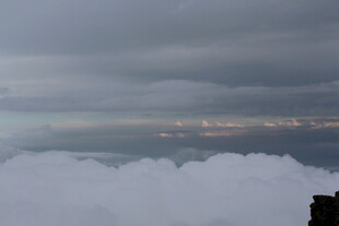 云海之上的壮丽景观