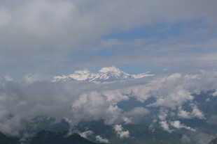 云海之上的巍峨雪山