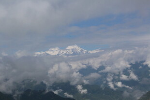 云雾缭绕的壮丽雪山景观