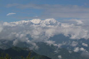 雪山云海壮丽自然景观