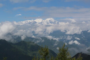 雪山云海间的壮美风光