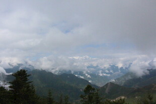 山峦云海间的自然美景