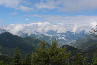 山峦云海间的壮丽景致