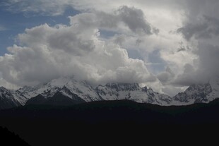 壮丽雪山与云海景观