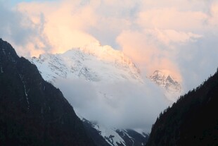 壮丽雪山云海美景