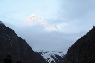 雪山云海间的壮丽山峰