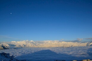 雪山蓝天美景